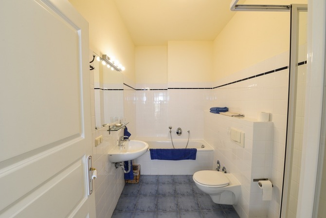 Ferienwohnung in Neuenkirchen - Gutshaus Grubnow auf R&uuml;gen - Bad Wohnung 4