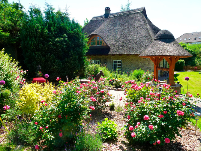 Ferienhaus in D&ouml;hnsdorf - Landhaus Unter dem Reetdach - Blumengarten