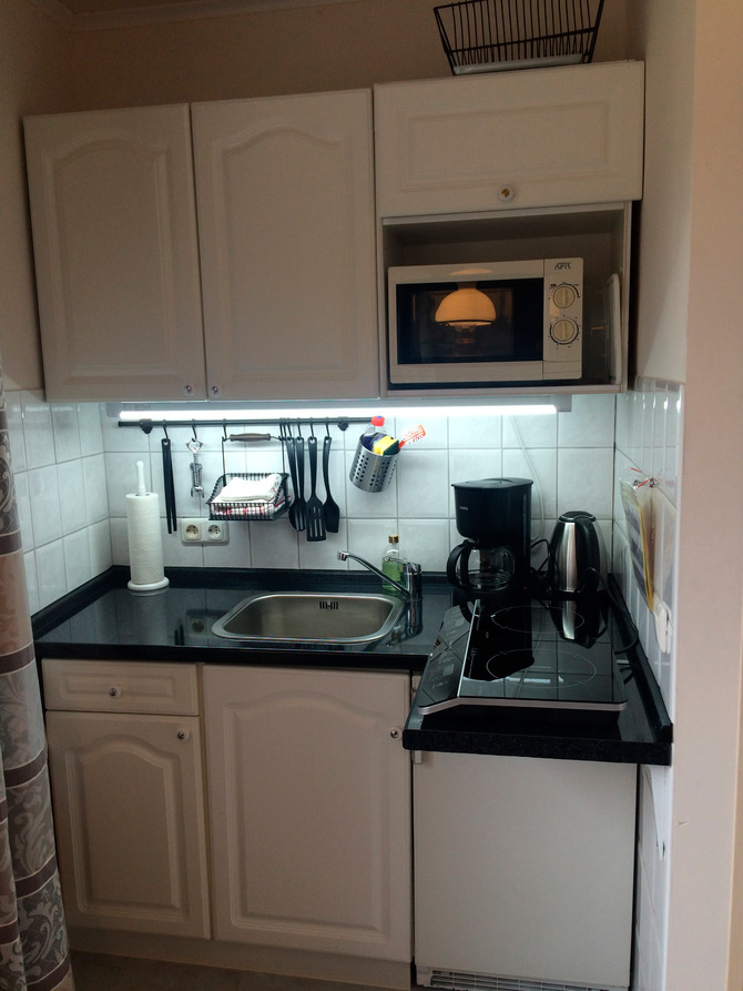 Appartement in S&uuml;sel - Haus Christa - Kochnische mit Mikrowelle und Induktionsherd