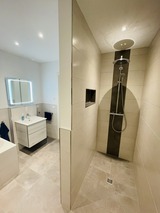 Ferienwohnung in Rostock - Ostsee Ankerplatz - Wellness Regendusche, Fach f&uuml;r Duschbad u Shampoo