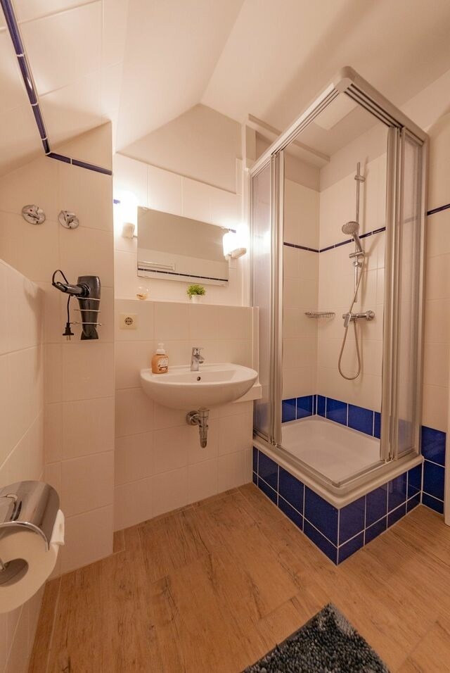 Ferienwohnung in Lobbe - Ferienwohnung 30 - Strandhaus M&ouml;nchgut - Endloser Sandstrand und das weite Meer - Bild 9